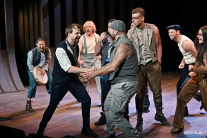 Zdjęcie z pr&oacute;by medialnej spektaklu &bdquo;Moby Dick&rdquo; w Teatrze Muzycznym w Gdyni. Scena zbiorowa 