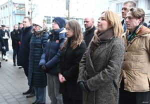 Grupa os&oacute;b pod pomnikiem