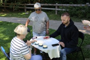 Seniorka sprawdza sw&oacute;j refleks na specjalnym urządzeniu