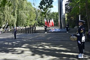 Na Cmentarzu Wojennym w Gdyni odbyły się uroczystości z okazji 81. rocznicy wybuchu II wojny światowej. Po lewej żołnierze z instrumentami muzycznymi, na środku dziekan MW ks. kmdr Zbigniew Rećko odmawia modlitwę. Z tyłu w mundurach stoją w dwuszeregu uczniowie LO w Pniewie, na prawo od nich marynarze stoją na warcie honorowej przy pomniku głównym. W tle powiewając biało-czerwone flagi i widać groby żołnierzy // fot. Magdalena Czernek