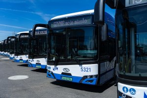 Przekazanie nowych autobus&oacute;w elektrycznych Solaris Urbino 18 Electric na Molo Południowym w Gdyni (fot. Kamil Złoch)