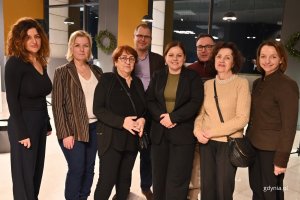 Na zdjęciu: prezydent Gdyni Aleksandra Kosiorek, radna Beata Zastawna, radna Larysa Kramin wraz z radnymi dzielnicowymi (fot. Magdalena Starnawska)