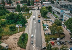 widok z góry na ulicę, w tle ruch uliczny, widok z góry na miasto, nowa nawierzchnia