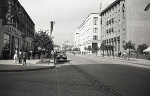 Fotografia z archiwum cyfrowego Muzeum Miasta Gdyni. Ulica 10 Lutego przy skrzyżowaniu z ulicą Abrahama w Gdyni, 1938 // fot. Henryk Poddębski 