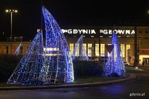 Świąteczne iluminacje przed budynkiem dworca Gdynia Główna // fot. Michał Puszczewicz