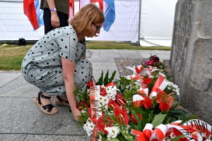 Kwiaty pod pomnikiem składa Natalia Gromow, dyrektor Biblioteki Gdynia // fot. Magdalena Czernek