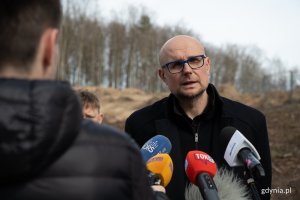 Wiceprezydent Gdyni Bartłomiej Austen podczas konferencji prasowej (fot. Natalia Kawalerowicz)