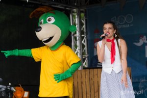 Miejski Dzień Dziecka &ndash; &bdquo;Morska przygoda z Treflikami&rdquo; w Kolibkach. Na zdjęćiu Maja Gadzińska, aktorka Teatru Muzycznego w Gdyni, ambasadorka 100-lecia naszego miasta (fot. Paweł Budziński)