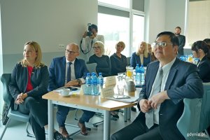 Lo Ta-Sheng – wiceprezydent Kaohsiungu, wiceprezydentka Oktawia Gorzeńska, Witold Chudyszewicz – dyrektor Zespołu Szkół Ogólnokształcących nr 8 w Gdyni, Joanna Szymańska i Dorota Gorzejewska – wicedyrektorki ZSO nr 8 i Alicja Harackiewicz – dyrektorka Centrum Nauki Experyment podczas spotkania w XVII LO