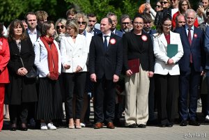 Od lewej: Małgorzata Zwiercan - prezes fundacji Pomorska Inicjatywa Historyczna, radni miasta Norbert Anisowicz, Larysa Kramin, Monika Strzałkowska i Teresa, Bysewska, poseł Rafał Siemaszko, Beata Koniarska - radna Sejmiku Województwa Pomorskiego, radny miasta Dominik Aziewicz, posłanka Wioleta Tomczak, Ireneusz Trojanowicz - wiceprzewodniczący Rady Miasta Gdyni i senator Sławomir Rybicki podczas uroczystości z okazji Święta Narodowego Trzeciego Maja