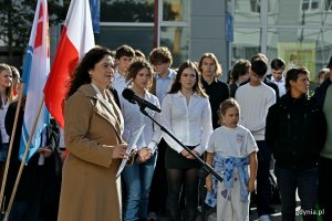 Posłanka Dorota Arciszewska-Mielewczyk przemawiająca podczas uroczystości z okazji 87. rocznicy pierwszych wysiedleń Gdynian 