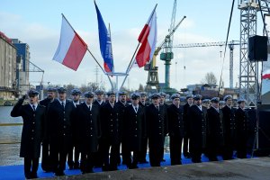 Marynarze podczas uroczystości chrztu i wodowania okrętu ORP „Czajka” 