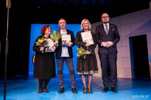 Tegoroczni laureaci Nagrody Prezydent Miasta Gdyni i Mariusz Bzdęga, dyrektor zarządzający ds. kultury i aktywności mieszkańc&oacute;w na scenie