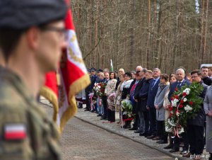 Uczestnicy uroczystości pod Pomnikiem Ofiar Piaśnicy