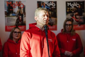 Michał Felon – dyrektor Zarządu Dróg i Zieleni w Gdyni przemawiający podczas spotkania z okazji 2. urodzin Mevo
