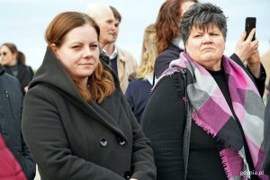 Prezydent Gdyni Aleksandra Kosiorek i konsul Diane Roehrig z Konsulatu Generalnego Niemiec w Polsce podczas uroczystości z okazji 80. rocznicy zatopienia statków pasażerskich „Wilhelm Gustloff”, „Steuben” i „Goya” przez okręty podwodne sowieckiej floty
