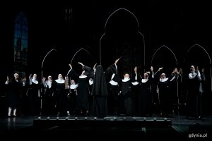 Zdjęcie z pr&oacute;by medialnej spektaklu &bdquo;Zakonnica w przebraniu&rdquo; w Teatrze Muzycznym w Gdyni. Scena zbiorowa 