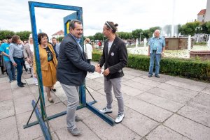 Przejście przez symboliczne Drzwi do Tolerancji // fot. Dawid Linkowski