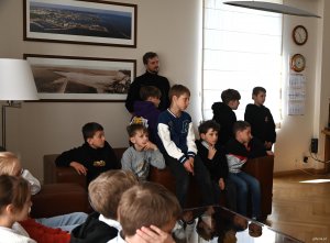 Grupa dzieci na fotelach