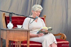 Narodowe Czytanie w Gdyni 2023. Radna Elżbieta Raczyńska czyta "Nad Niemnem". Fot. Michał Puszczewicz