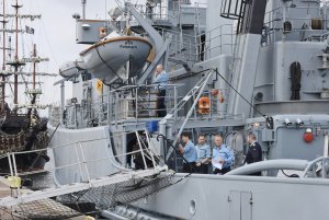 Załoga niemieckiego holownika pełnomorskiego „Fehmarn” w Gdyni, fot. Michał Kowalski