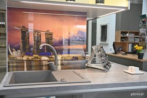 Aranżacja kuchni w salonie firmy Okland 