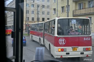 Jeden z Ikarus&oacute;w podczas przejazdu ulicami Gdyni 