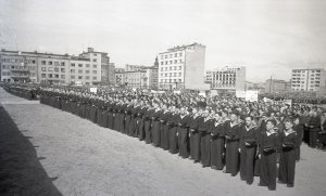 Uroczysta ceremonia 1. rocznicy wyzwolenia Gdyni na placu Grunwaldzkim // fot. Florian Staszewski/ zbiory Muzeum Miasta Gdyni