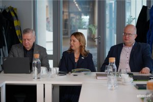Na zdjęciu (od lewej): Adam Krawiec, dyrektor Departamentu Edukacji Urzędu Marszałkowskiego Wojew&oacute;dztwa Pomorskiego, Oktawia Gorzeńska, wiceprezydentka Gdyni, Marcin Kaczmarek, starosta powiatu wejherowskiego (fot. Magdalena Starnawska)