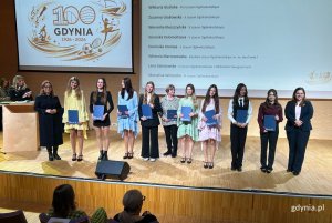 Stypendystki i stypendyści wraz z prezydent Gdyni Aleksandrą Kosiorek i wiceprezydentką Gdyni Oktawią Gorzeńską (fot. Magdalena Starnawska)