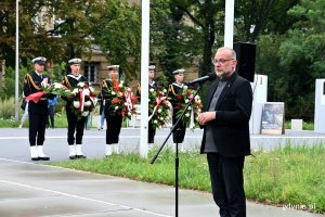 Michał Guć, wiceprezydent Gdyni ds. innowacji, podczas uroczystości z okazji 79. rocznicy wybuchu powstania warszawskiego. W tle zieleń i żołnierze MW trzymający w rękach wieńce i wiązanki kwiatów // fot. Magdalena Czernek