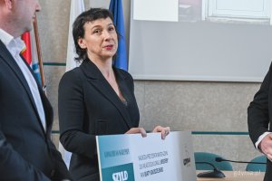 Wręczenie nagród w konkursie na najlepiej zaprojektowany szyld w Gdyni - nagrodę odbiera przedstawicielka sklepu Modystka z ul. Kilińskiego (fot. Kamil Złoch)