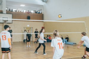 Uczniowie w strojach sportowych
