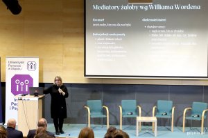 Konferencja „Edukacja równościowa zaczyna się w szkole”. Na zdjęciu dr Marta Sałapata, Uniwersytet Pomorski w Słupsku (fot. Katarzyna Balcerzak)