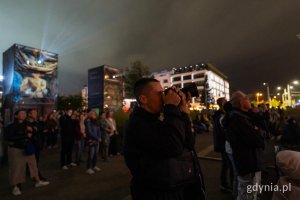 &bdquo;Zaczęło się  od morza. Baśniowa opowieść o Gdyni&rdquo;, video mapping na fasadzie urzędu miasta i widzowie