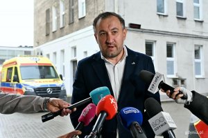 Wiceprezydent Gdyni Tomasz Augustyniak podczas konferencji z okazji przekazania dw&oacute;ch ambulans&oacute;w Miejskiej Stacji Pogotowia Ratunkowego w Gdyni 