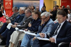 Komitet Naukowy w składzie: dr inż. Kpt. Ż.w. Piotr Kopacz z Uniwersytetu Morskiego w Gdyni dr Mariusz Kardas z Wydziału Nauk Humanistycznych i Społecznych Akademii Marynarki Wojennej prof. dr hab. Tadeusz Palmowski - Instytut Oceanografii i Geografii Uniwersytetu Gdańskiego dr Maja Głuchowska-W&oacute;jcicka, dziekan Wydziału Prawa i Administracji WSB Merito dr Michał Graban &ndash; adiunkt w Katedrze Logistyki WSAiB im. E. Kwiatkowskiego w Gdyni Arkadiusz Brzęczek &ndash; miłośnik i pasjonat Gdyni