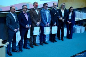 Odznaczeni honorowi dawcy krwi z Wejherowa wraz z dr hab. Marleną Robakowską &ndash; dyrektor Regionalnego Centrum Krwiodawstwa i Krwiolecznictwa w Gdańsku i Iwoną Piastowską &ndash; sekretarz miasta Wejherowa podczas gali w PPNT Gdynia 