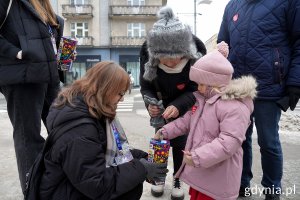 Wolontariusze zbierający datki na ul. Świętojańskiej 