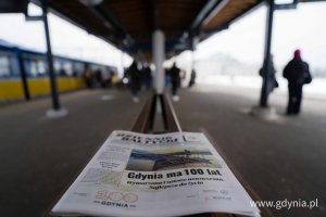 Kolekcjonerski numer "Dziennika Bałtyckiego" leży na ławce peronu stacji Gdynia Gł&oacute;wna