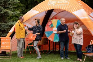 Plenerowe studia Polskiego Radia nadają z Gdyni przed „Lato z Radiem Festiwal”, fot. Dawid Linkowski