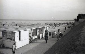 Gdynia Orłowo, wejście na plażę przy łazienkach kąpielowych, fot. Henryk Poddębski, 1938 r., zbiory MMG