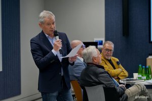 Zbigniew Zienowicz, lider Zespołu ds. gospodarki morskiej i logistyki, przemawiający podczas posiedzenia Gdyńskiej Rady Dialogu Gospodarczego 
