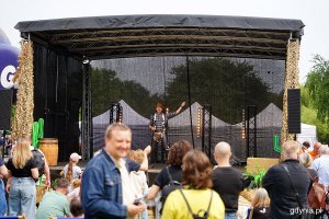 Nauka tańca kowbojskiego na scenie podczas festynu z okazji Dnia Dziecka w parku Kolibki