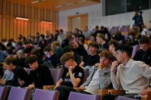 Uczestnicy kampanii &bdquo;Jak szkoła to dwa koła&rdquo; zgromadzeni w Pomorskim Parku Naukowo-Technologicznym Gdynia podczas finału akcji