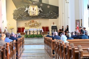 Wierni i ksiądz na mszy świętej w Kościele Garnizonowym