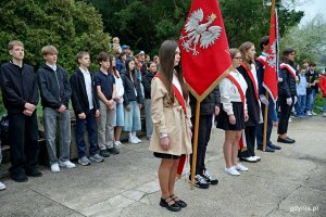 Uczniowie gdyńskich szkół podczas uroczystości z okazji 82. rocznicy wybuchu powstania w getcie warszawskim