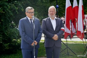 Krzysztof Kozubowski &ndash; członek zarządu okręgu pomorskiego Światowego Związku Żołnierzy Armii Krajowej i Krzysztof Jankowski &ndash; prezes gdyńskiego koła Światowego Związku Żołnierzy Armii Krajowej przemawiający podczas uroczystości z okazji 82. rocznicy wybuchu powstania warszawskiego 