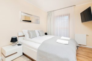 Apartament Batorego 7/7, widok na sypialnię z podwójnym łóżkiem