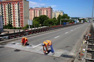 Robotnicy zabezpieczają uszkodzoną dylatację estakady, fot. Przemysław Kozłowski